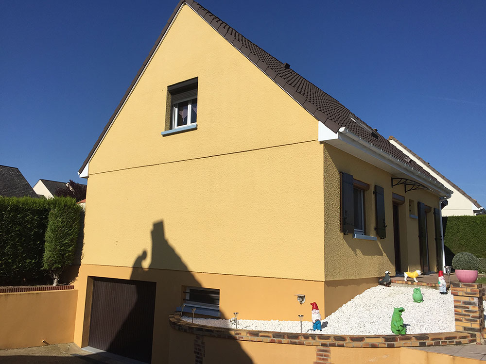 Ravalement de façade et peintures des caches moineaux, gouttières et toiture près de Rouen